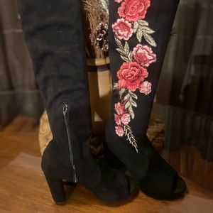 Tall boot/thigh high, inside zipper, open toe, rose embroidery